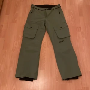 Skid/ snowboard byxa - Bra skick, endast använda 1 vecka. Nypris 2000 kr. Fråga gärna om fler bilder eller annat!