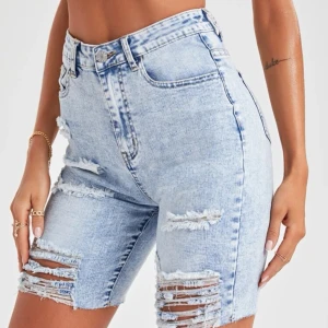 O använda jeans shorts - Onvända snygga ripped Jean shorts storlek M men små i storleken