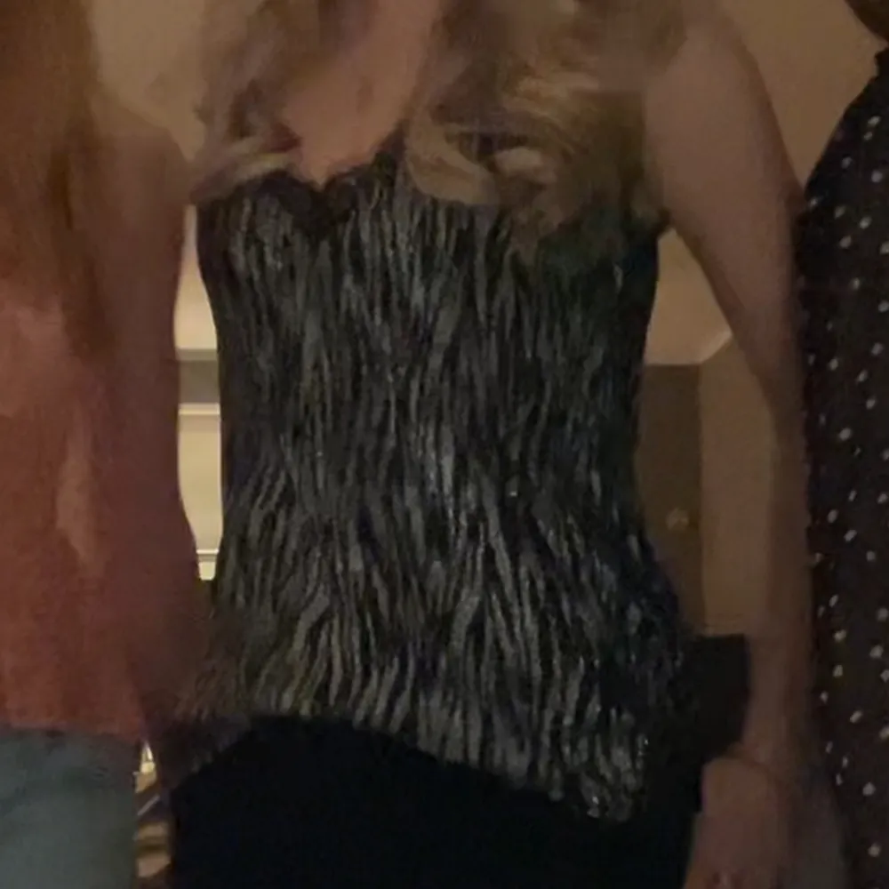 Skitsnygg festtopp med justerbara band. Köpt i storlek 46 men sytt in på sidor så den är en cirka medium. Jag själv är storlek S (sista bilden ser man hur den sitter på mig). Skriv för fler bilder!! Köparen står för frakt 🔥💕💕. Yläosat.