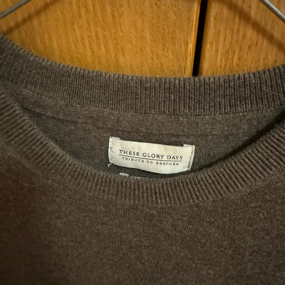 Säljer denna tröja från these glory days. Materialet är suprima merinoull och tröjan har inga defekter. Skick 8.5/10. Bra pris!!. Tröjor & Koftor.