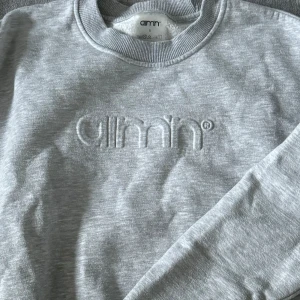 Aimn - Super snygg sweatshirt ifrån aim’n. Skriv gärna om ni har några frågor🌸🤍