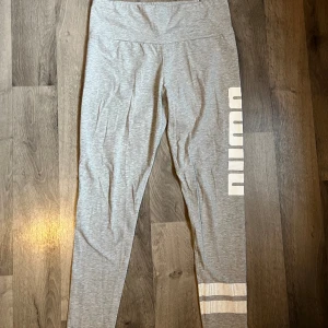 Puma tights storlek L - Ljusgråa Puma tights i storlek L med vitt märke på sidan. Är använda ett fåtal gånger. 