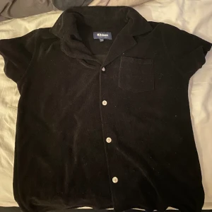 Skön sommar tröja 👕  - Storlek small passar 12 - 14 års åldern Använd fåtal gånger 