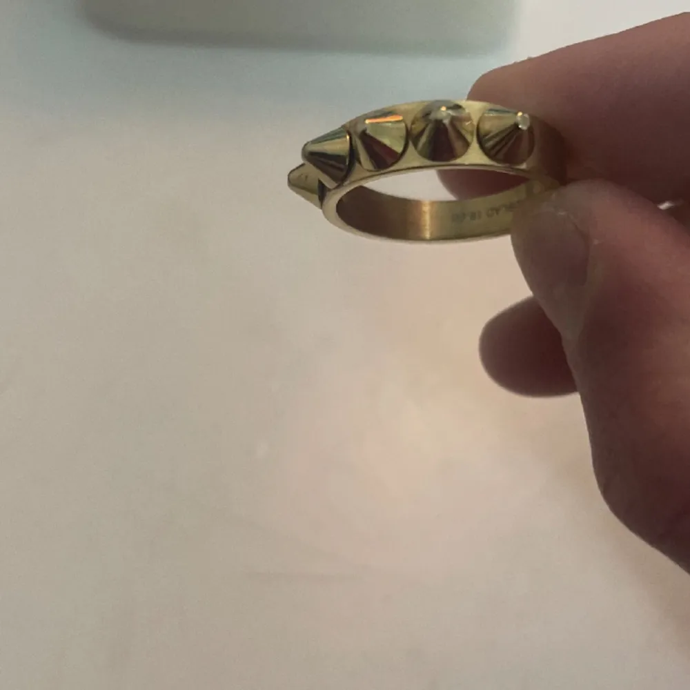 Säljer denna Edblad ring i storlek 18.5 (L) pga att den är för stor för mig . Accessoarer.