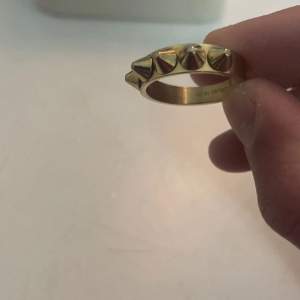 Säljer denna Edblad ring i storlek 18.5 (L) pga att den är för stor för mig 