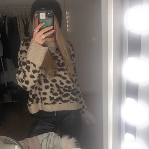 Leopard tröja - Säljer denna fina leopard tröjan från hm💞Den är i bra skick!! Det är bara att höra av sig vid frågor. Pris kan självklart diskuteras💓