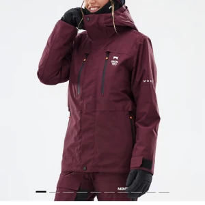 Montec Skidjacka M - Säljer min Skidjacka/snowboardjacka från Montec, använd en säsong. I storlek M (jag är vanligtvis en S/M). Finns matchande skidbyxor att köpa till!  Nypris var 2300kr