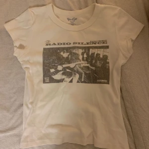 RADIO SILENCE BABYTEE  - Brandy Melville radio silence top i fint skick💗 säljer då jag behöver pengar, pris går att diskuteras!!