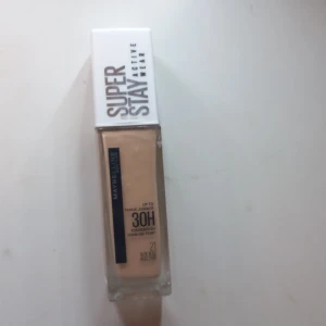 Maybelline foundation - En jätte bra foundation från Maybelline, råka beställa fel färg och kunde inte lämna tillbaka, den är öppnad för jag skulle endast testa den. Har denna foundation fast annan färg som jag använder dagligen, super bra!💞 Pris kan diskuteras vid snabbt köp
