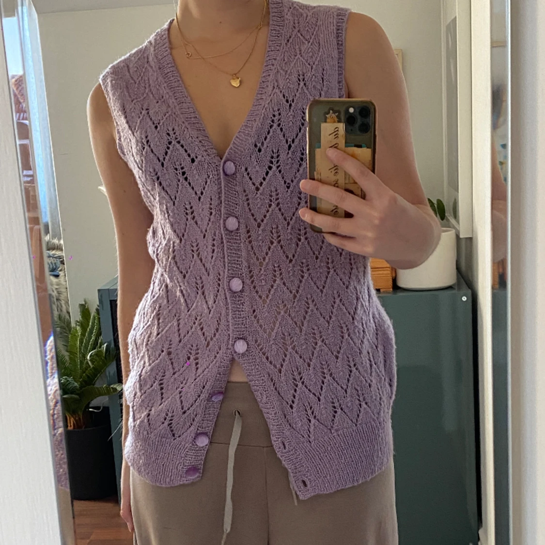 Lila stickad väst
