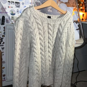 En chunky tröja - En skön chunky tröja från hm/ är i bra skick/ den är använd typ 4 gånger/ den är i xs fast är ganska stor/ kontakta om ni vill ha bilder /BILIGTT😻😻