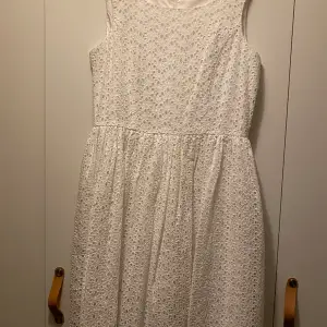 Ny klänning från Jumperfabriken i bomull  Perfekt för studentfirande eller till midsommar. 