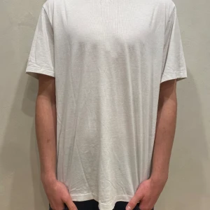 Burberry T-Shirt - Hej! Säljer nu min T-Shirt från märket Burberry storlek XXL, modellen är 184cm lång . Tishan är i bra skick men har ett litet hål vid halsen, tveka inte på att höra av dig om du har frågor eller funderingar kring den!