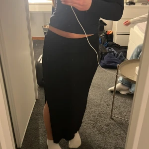 Kjol - Säljer denna svarta långkjol som passar perfekt nu till sommaren. Säljer då jag inte gillar den så mycket på mig då jag fick den av min kusin men är i nyskick med lappen kvar 🫶🏻