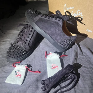 Louboutin skor - Säljer mina sjukt eftertraktade Loubutinskor med nitar både fram och bak🔥 Skick: 9.5/10 Tillkommer: skor, original box, påse för extra spikar, 4st extra spikar, påse för extra skosnören och extra skosnören  Hör av er vid frågor 