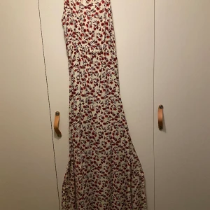 Långklänning  - Långklänning med slits i tunt bomullstyg  från HM 