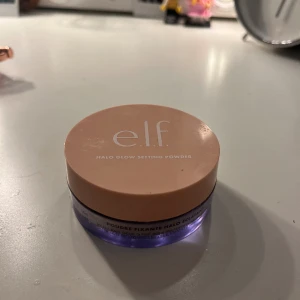 Elf halo glow puder - Helt nytt endast provat en gång med en borste väldigt fin och gör en hyfsat glowig. Tror inte den sälja i Sverige 