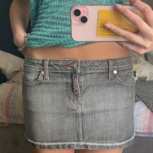 Jeans kjol - Köp gärna via köp nu! Midjemått: 42cm  Längd mått: 27cm 250kr+frakt (bilderna är mina egna)