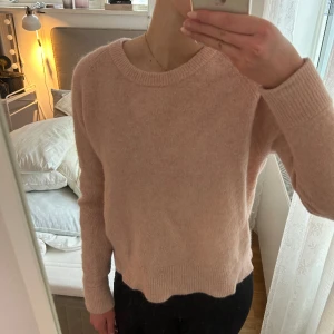 Samsøe samsøe tröja  - Väl använd men fint skick, ordinarie pris ligger runt 1500 mitt pris 200