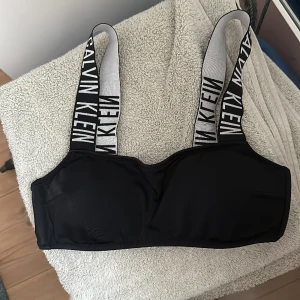 Calvin Klein bikini överdel  - Skit snygg bikini över del från Calvin Klein säljer den för att den är lite för liten. Nypris är 529kr. Jättebra skick. Skriv för mer bilder💗💗 