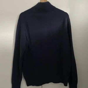 Ralph lauren half zip - Tja säljer den här svarta half zipen från Ralph lauren. Nypris 1800kr 🍾Mitt pris 599kr . Storlek: M. Skicket 10/10 knappt använd. Hör av er om ni har någon minsta fundering 😃