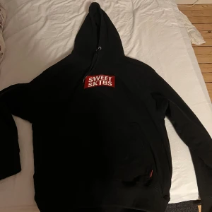 Svart sweet sktbs hoodie - Stor i storleken  Ej mycket använd