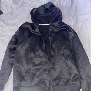 Svart kofta  - Säljer en svart kofta från SHEIN aldrig använt👚🩷