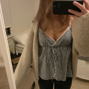 Topp - Säljer denna vit och blå rutiga topp från Tommy Hilfiger i storlek xs