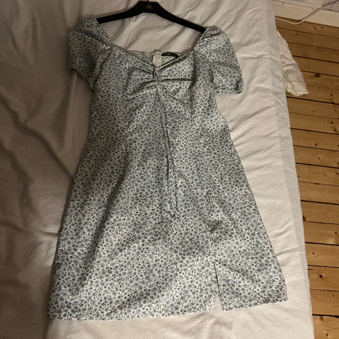 Blåblommig klänning