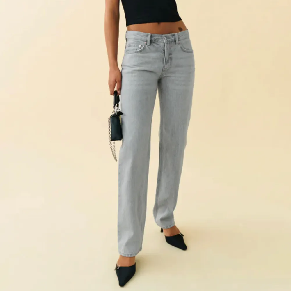 Gråa lowwaist jeans från Gina. Bra skick.. Farkut & Housut.