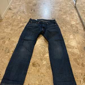Ett par 501 Levis jeans i bra skick, använda fåtal gånger. Se bilder för storlek på midjan och längden. Frakt betalas av köparen. 