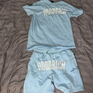 Hoodrich sommar set - Säljer just nu denna sommar settet som jag hade köpt i somras, den är använd ett par gånger under sommaren men finns inga konstigheter med den, köpte den ifrån jd sports