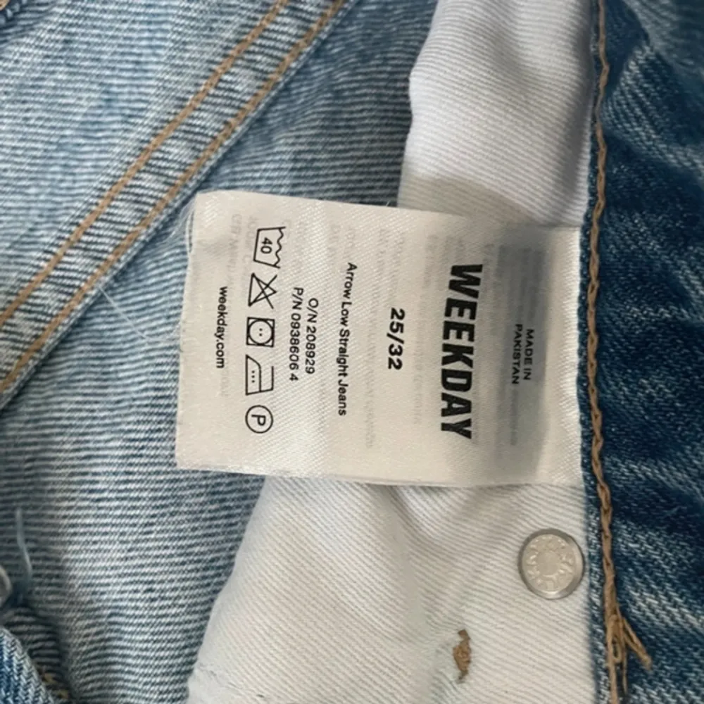 Ett par skitsnygga lågmidjade jeans från weekday som jag säljer eftersom de tyvärr är lite för små för mig. De är i jättebra skick i och med att jag aldrig använt dem.  Bilderna är från den jag köpte av innan💕. Jeans & Byxor.