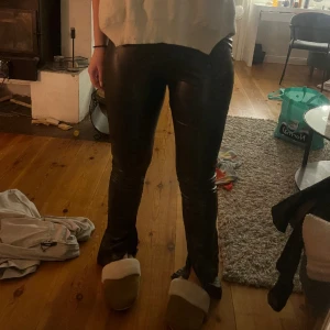 Skinnbyxor med slits  - Jättefina skinnbyxor med slits🩷