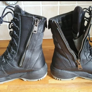 Skyddskänga från arbesko - Ej använda arbetsskor skyddskängor Unisex skor   Skostorlek 41 men passar 40 eller 40,1/2  https://arbesko.com/products/alla-produkter/skyddsskor/ovrigt/50692-p-175.html