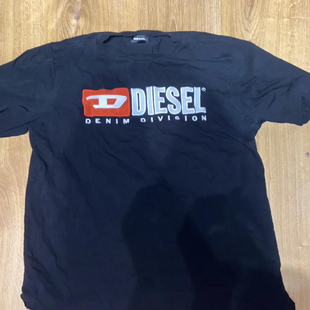 Svart Diesel tröja, inte jätte använd men legat i garderoben några år, står ingen storlek men nog mellan M-L. T-shirts.
