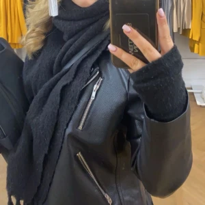 Skinjacka - Säljer denna skinnjacka från BikBok i storlek M, knappt änvämd och superfin!!!!!