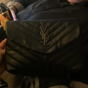 YSL väska  - Vet ej om den är äkta. Super fin! Köpt på Plick! 
