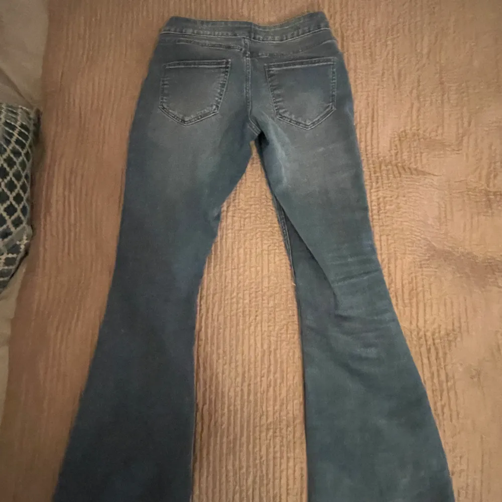Trendiga jeans med egen gjorda detaljer! Jeans med cool gylf  passar dig som har 32-34 beroende på hur du vill att de ska sitta  Pris kan diskuteras 💕vid snabb affär  . Jeans & Byxor.
