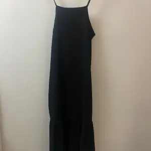 såå fin svart lång klänning från Lager 157! Helt ny och aldrig använt, enbart provad, prislapp kvar på.Nypris 150kr💕 Säljs då den var lite för kort för min smak. Skulle säga att den är perfekt för 160-170!🥰 