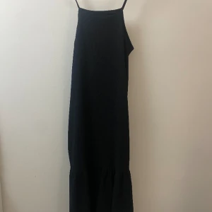 Lång klänning från lager 157 - såå fin svart lång klänning från Lager 157! Helt ny och aldrig använt, enbart provad, prislapp kvar på.Nypris 150kr💕 Säljs då den var lite för kort för min smak. Skulle säga att den är perfekt för 160-170!🥰 