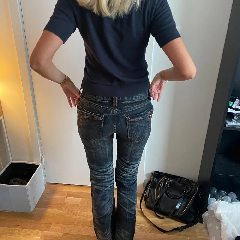 Ett par superfina jeans beställda från en secondhandbutik 💗Jeansen känns som nya och är i ett kvalitativt material. Jeansen är långa och passar mig som är 173!! Säljer pga inte min stil.. Jeans & Byxor.