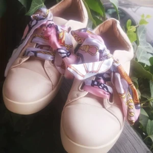 Jätte söta skor💕 - Fina skor med sjalliknade snören❤️ Stl 40 men skulle mer säga att det är en stl 39😊