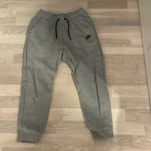 Nike tech byxor  - Nike tech byxor i fint skick från foot locker  Nypris 950kr 