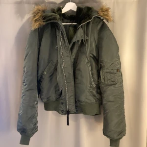 Vintage N2B Päls Bomberjacka - En asfet bomberjacka med en stor pälsluva. Passformen är väldigt cropped och boxy. DM’a ifall exakta mått behövs ✔️