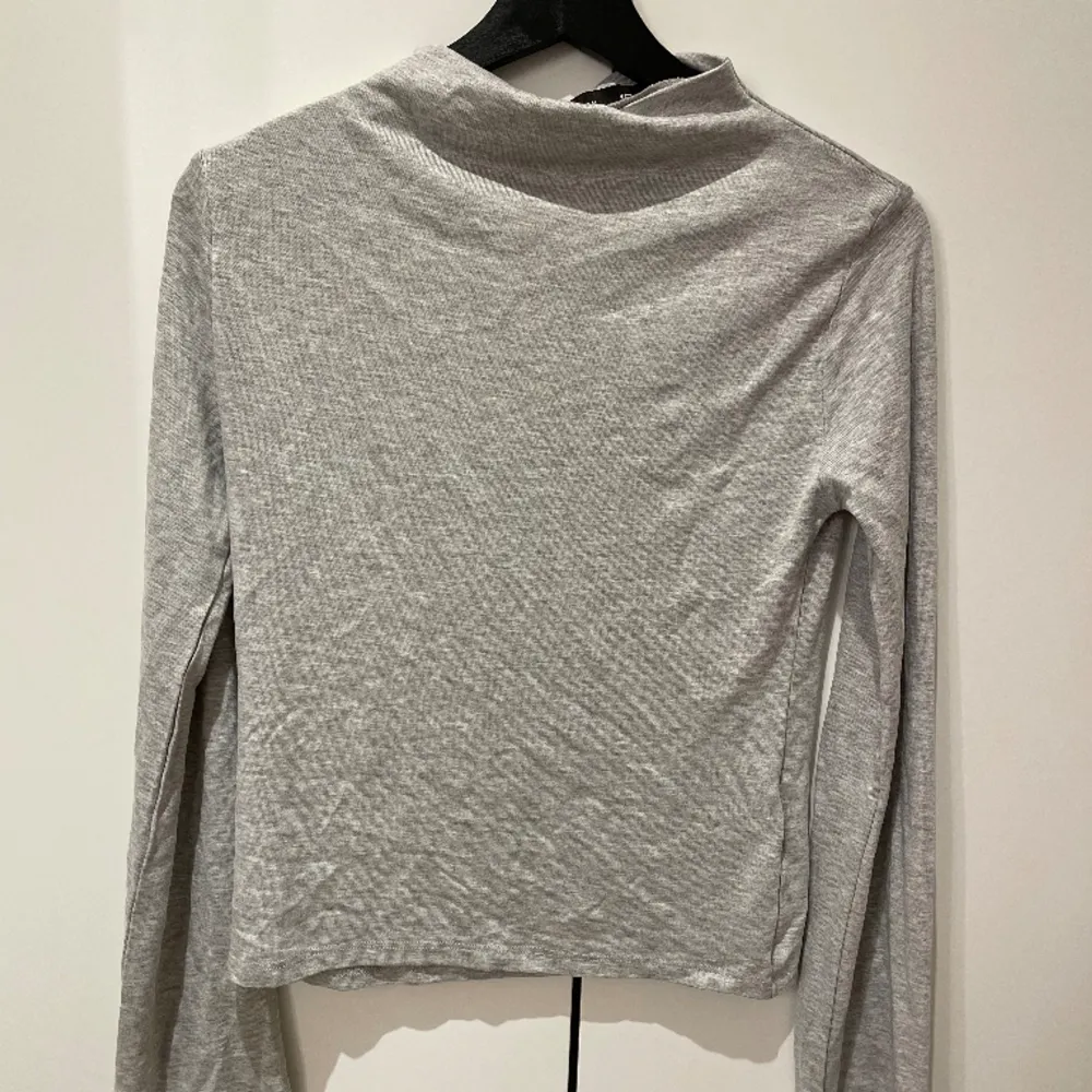 säljer denna fina basic tröja från Lager157, endast testad men utan prislapp💕 Har breda armar och går upp lite vid backen . Tröjor & Koftor.