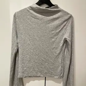 säljer denna fina basic tröja från Lager157, endast testad men utan prislapp💕 Har breda armar och går upp lite vid backen 