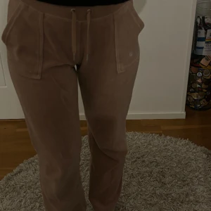 Juicy couture mjukisbyxor - Mjukisbyxor från Juicy couture. Säljer då de inte används. Köpta för 1100 kr.  En fläck på ena fickan, därav det låga priset.