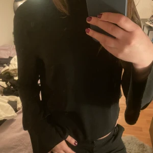 Svart blus med söt ärm! - Så fin svart blus som funkar till vardags men också fin festligare tillfällen! Jag säljer den då den är lite för kort på mig! Passar nog M/S. Den har så söta utsvängda ärmar💞💞Lägg prisförslag!!!
