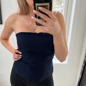 Marinblå topp - Obs, smutsig spegel!! Säljer denna snygga topp från Zara som tyvärr inte passar, knappt använd, storlek S!